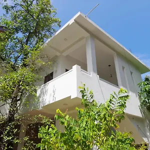 Gloria Negombo
